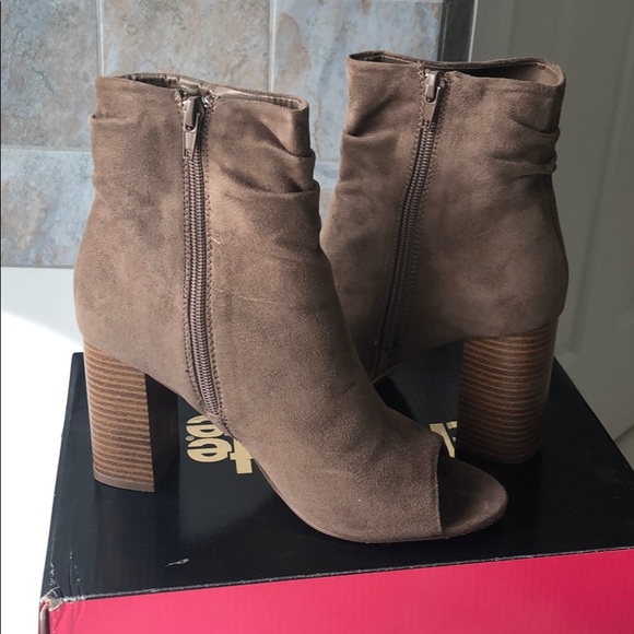 Charlotte Russe Stacked Heels - Picture 4 of 8